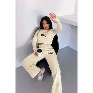 Conjunto de Dos Piezas de Punto para Mujer con Diseño Bordado y Cierre de Dedo - Product Image 1