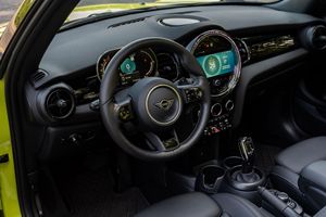 Mini Cooper S Cabriolet 2024, faible kilométrage, boîte de vitesses automatique, direction à gauche, pneus R20, état sombre - Product Image 2