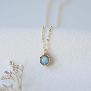 Collier à pendentif en pierre précieuse Labradorite naturelle faite à la main fil plaqué or enroulé pour fiançailles ou cadeau d'anniversaire pour elle - Product Image 4