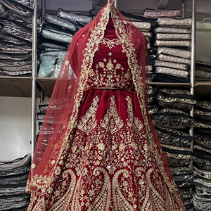 ชุดเลเฮนกาโชลีผ้ากำมะหยี่สำหรับเจ้าสาว ดีไซน์เนอร์ออกแบบ พร้อมงานปักสวยงาม สำหรับงานปาร์ตี้ โดยผู้ส่งออกขายส่ง Fabzone - Product Image 1