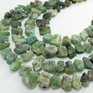 Tranche brute naturelle vert émeraude 8 pouces 10-15 mm de longueur environ, puce non taillée, nuage de pierres, plaque PMEGEMSBEADS, certifié par un tiers - Product Image 1