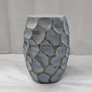 Elegante mesa auxiliar redonda de mármol con base geométrica de metal negro, perfecta para espacios de vida modernos y decoración contemporánea - Product Image 6