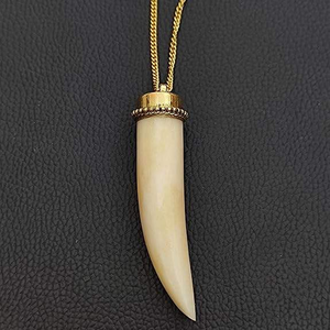 Colliers élégants avec pendentifs Bone Tusk parfaits pour toutes les occasions conçus pour les personnes avant-gardistes par glowin fashion - Product Image 2
