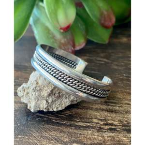 Bracelets manchette pour bébé en argent sterling, bijoux culturels de collection fabriqués par les Navajo - Product Image 4