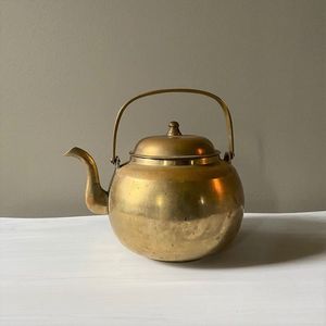 Bouilloire à thé en laiton d'aspect antique pour un style de cuisine vintage avec une construction solide et une texture élégante - Product Image 5