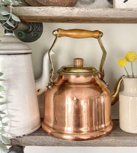 Hervidor de cobre rústico para cocinas de inspiración vintage utilizado como artículo de estufa funcional y pieza de herencia decorativa - Product Image 4