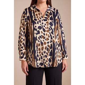 Blouse en viscose satinée à motifs, grande taille, beige - Product Image 1