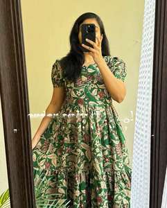 Robe longue Nomadic Muse pour femme, motif tribal vintage, coupe trapèze avec manches bouffantes ludiques - Product Image 2