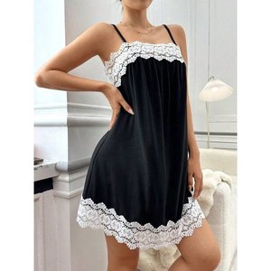 Camisón corto de viscosa con cuello con tiras y detalles de encaje para mujer, 37114 - Negro - Product Image 1