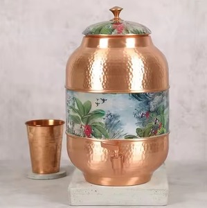 Dispensador de agua de cobre puro martillado con un hermoso diseño de calcomanía tropical y grifo adjunto - Product Image 1