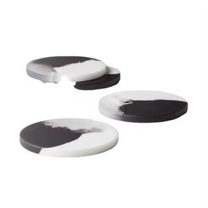 Dessous de verre ronds en résine noire et blanche Dessous de verre personnalisés en résine époxy d'acacia pour tasse en verre, tasse et boissons - Product Image 1