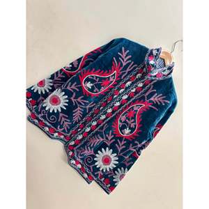 Chaqueta de Terciopelo Otoñal Samarkand Nights Azul Denim Bordada con Diseño de Flores de Frambuesa y Lila con Detalles Suzani - Product Image 4