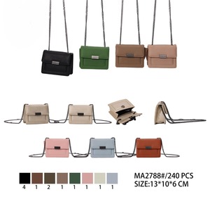 Borsa a Tracolla in Pelle con Catena per Donna - Product Image 1