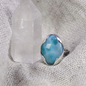Anillo de Plata de Ley 925 con Piedras Preciosas MG-NU014 de Mehrajudin Gems, Estilo Vintage Hecho a Mano con Piedra Larimar Azul Natural - Product Image 1