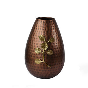 Florero de latón blanco de diseño antiguo con diseño en relieve floral dorado para decoración del hogar centro de mesa y regalo - Product Image 3