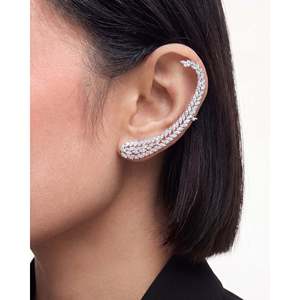 Pendientes de Aro con Diseño de Diamantes - Joyería Elegante para un Look Moderno - Product Image 1