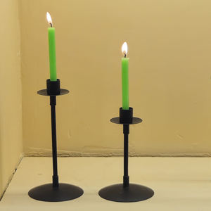 Bougeoirs en métal blanc Lot de 2 élégants chandeliers en fer pour la décoration de fête de mariage à la maison - Product Image 4