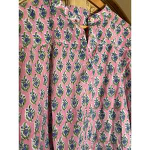 Chemisier rose pâle à motifs floraux imprimés à la main pour femme, coupe ample chic en popeline, col à volants, boutonné, taille XL – Idéal pour le bureau ou les soirées - Product Image 4