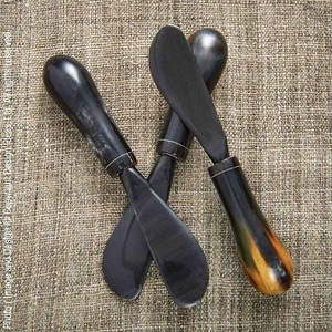 Esparcidor de queso de cuerno de buey hecho a mano único con mango de cuerno de búfalo personalizado Herramienta de queso de bambú elegante de f s i - Product Image 4
