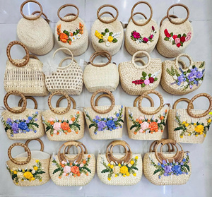 Petit sac triangulaire en jacinthe d'eau fait à la main, écologique, tissé, sac de plage, sac de voyage pour femmes - Product Image 5