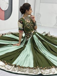 Lehenga Choli traditionnel de couleur verte spéciale Navratri en tissu de coton pur pour les femmes indiennes dans les occasions de festivals - Product Image 4