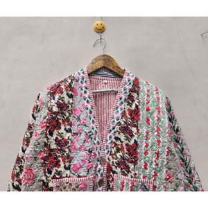 Veste matelassée en coton indien faite à la main un patchwork de femmes artistiques veste d'hiver imprimé de blocs floraux coupe confortable - Product Image 4