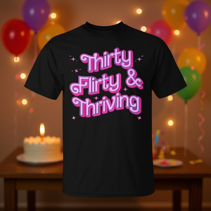 Maglietta 'Thirty Flirty and Thriving' per il 30° Compleanno, Regalo Promozionale per Chi Ha 30 Anni - Product Image 3
