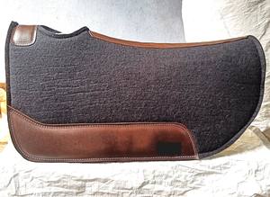 Meilleure vente de tapis de selle équestre Western Horse sur mesure 1 pouce d'épaisseur avec doublure en polaire de laine douce en cuir uni pour les cavaliers - Product Image 4