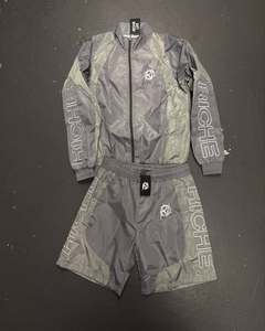 Conjuntos personalizados de dos piezas para hombre, pantalones cortos de nailon con cremallera y estampado DTG personalizado, conjunto de pantalones cortos cortavientos y chaqueta, chándales - Product Image 5