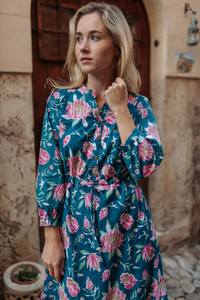 Vestido Liliosa Estampado a Mano, Vestido Informal de Algodón Bohemio con Estampado Floral Azul y Blanco para Ocasiones Casuales - Product Image 4