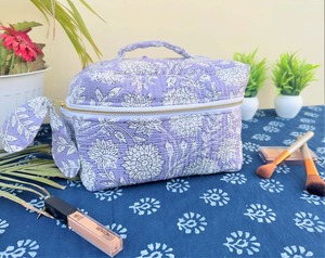 Sacs à main vintage Le Souvenirs |   Sacs de rangement pour maquillage en coton matelassé à imprimé floral, fermeture éclair, résistant à l'eau, écologique - Product Image 4