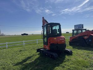 Miniexcavadora Kubota U35-4, Excavadora Compacta Hidráulica con Motor Potente para Trabajos de Construcción - Product Image 2