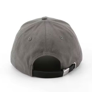 Casquette de baseball à 5 panneaux gris foncé avec logo personnalisé, coupe basse, design extérieur structuré, casquette Snapback avec motif de feuille pour jeux de balle - Product Image 4