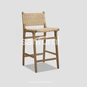 Yüksek bacaklar ile yeni moda bar sandalyesi ve rahat bir rattan arkalık ve koltuk modern minimalist tasarımları eşlik