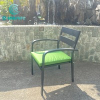Ensemble élégant de chaises et table de salle à manger d'extérieur avec cadre en aluminium, coussins imperméables pour hôtels et villas, couleur noire, pour jardin et cour.