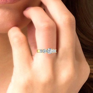 Style élégant Diamant Rond Rose Plaqué Or 925 Argent Twist Prong Cinq Pierre Bague de Fiançailles Pour Femmes Au Meilleur Prix - Product Image 3