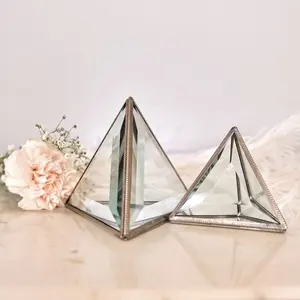 定制三角金字塔形斜面玻璃首饰盒，带银色金属设计框架，用于戒指和其他珠宝收纳盒