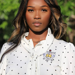 Camisa de lunares blanca para Sigma Gamma Rho Sorority Blusa abotonada ligera para reuniones formales - Product Image 4