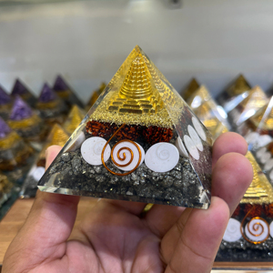 En vrac Orgone Pyramide Golden Shree Yantra Cristal Générateur D'énergie Méditation Guérison Feng Shui Vastu Énergie Positive 7cm Poli - Product Image 1
