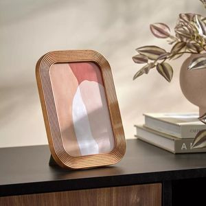 Marco de fotos de madera de construcción sólida para decoración del hogar a largo plazo, exhibición de imágenes con soporte estable y resistencia confiable. - Product Image 1