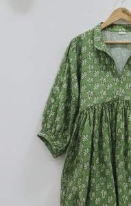 Robe d'été formelle en coton 100% à imprimé floral, modèle Kyra midi, pour femme, avec fermeture à cordon, respirante, écologique, taille naturelle - Product Image 3