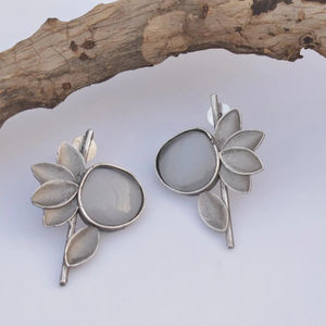 Nouvelles boucles d'oreilles jhumka en argent et en laiton faites à la main par un designer pour filles et femmes - Product Image 1