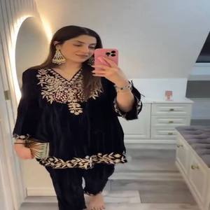 طقم شتوي من قطعتين من المخمل مع تطريز بالترتر، بلوزة وبنطلون واسع من المخمل الفاخر للنساء، مناسب للارتداء اليومي والحفلات - Product Image 4