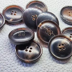 Botón Natural de Cuerno de Búfalo al por Mayor, Acabado en Blanco para Accesorios de Ropa, Alta Calidad - Product Image 1