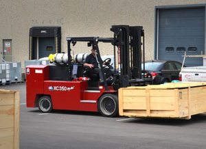 Offre exclusive aux enchères pour chariots élévateurs à pneus coussinés XC350L 2017, capacité de maintien de 35 000 LBS - Product Image 2