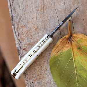 Couteau pliant en acier damas de haute qualité Poignée confortable en os de chameau avec un design optimal pour une prise en main forte OEM personnalisable - Product Image 5