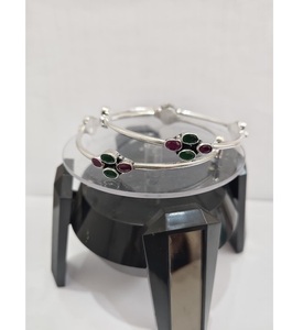 Pulseras con Dijes Plateadas Elegantes para Mujer, Hechas a Mano con Hermoso Trabajo de Piedras Decorativas, Elementos de Diseño Sofisticados y Modernos - Product Image 2