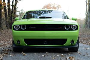 Challenger R/T Shaker 2023 con Motor Hemi V8, Paquete Shaker, Color Sublime - Product Image 2
