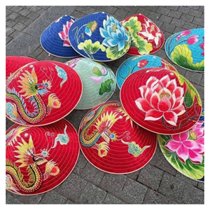 Sombrero Cónico Hecho a Mano con Hojas de Palma y Marco de Bambú para Protección Solar, Disfraz Cultural y Regalos de Recuerdo, Origen Vietnam - Product Image 5