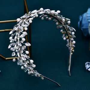 Diadema Bridella BHP608-S con Perlas y Diamantes de Imitación Plateados - Elegante Accesorio para Novias, Ajuste Cómodo y Seguro para Bodas y Eventos Formales - Product Image 3